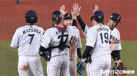 12強日本隊獲勝，山崎康晃慶祝。（圖／記者王怡翔攝影）