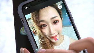 現實直播差很大！美顏加濾鏡秒變身