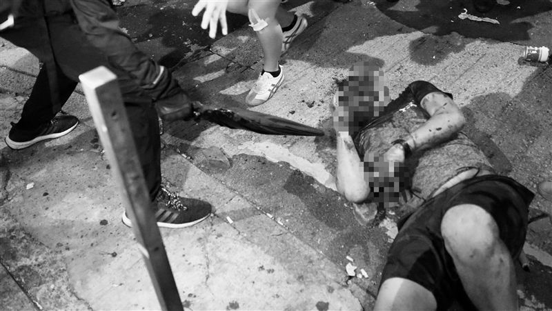 林鄭譴暴力無用？黑衣男遭毆鮮血狂噴