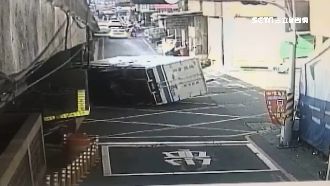 沒注意涵洞限高！貨車撞橋橫躺路中央