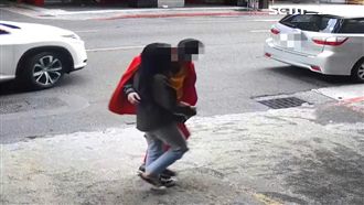 小丑搭訕長髮妹！遭護花友人包圍痛毆