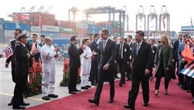 中國國家主席習近平（前右）11日會晤希臘總理米佐塔基斯（前中），兩國同意推動由中國遠洋運輸公司注資希臘最大港彼里夫斯高達約新台幣201億元的投資案。（圖／翻攝自facebook.com/kyriakosmitsotakis）