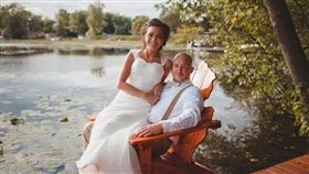 美國少婦康蕊（左）在生產時歷經癲癇喪失記憶，醒來後什麼都不記得，她丈夫史提夫動筆寫下與妻子相戀10年的點滴。（圖／翻攝自facebook.com/Stevecurtoauthor）