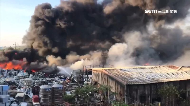 回收場大火！一度遮蔽五楊高架橋視線