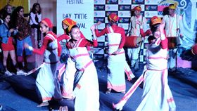 印度阿薩姆省狄奧里部落表演傳統舞蹈印度阿薩姆省的狄奧里部落10日晚間在新德里的東北嘉年華會中帶來慶祝豐收的傳統舞蹈，展現獨特文化與當地女性之美。中央社記者康世人新德里攝  108年11月11日