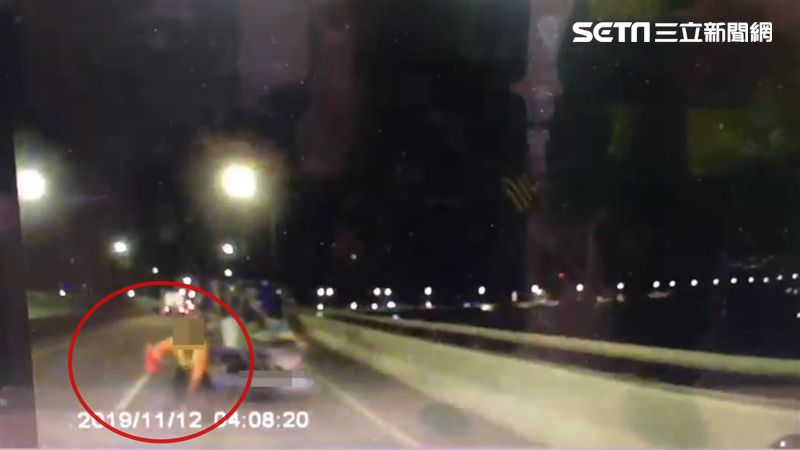 撞擊畫面曝光！貨車男恍神夾撞維修工
