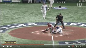 ▲11日12強韓、美戰，韓國隊3局上跑壘爭議判決。（圖／翻攝自SBS Sports YouTube）