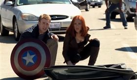 不過其中美國隊長與黑寡婦的關係是不少漫威粉津津樂道的話題，每個人都希望兩人能夠「湊作堆」，近日史嘉蕾喬韓森也與多年好友克里斯伊凡（Chris Evans）一起上節目，暢談私下生活。 影片截圖