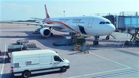 起飛前女子喊有炸彈  班機延誤4小時一名香港籍女子24日搭機從桃園國際機場前往香港前，疑似在飛機上大喊「飛機有炸彈」，班機因而重回停機坪安檢，經檢查未發現爆裂物，班機在延誤4小時後重新起飛，女子被依違反民用航空法移送檢方偵辦。中央社記者邱俊欽桃園機場攝  108年10月24日