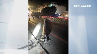 怪手勾到電線！電桿突連根拔起從天降