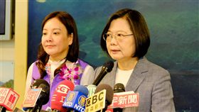 韓國瑜評蔡賴配言論惹議　總統：只能用低俗形容國民黨總統參選人韓國瑜以「武大郎跟潘金蓮蓋一條棉被」形容蔡賴配不能齊心，總統蔡英文（右）12日出席中科院50週年院慶活動受訪表示，韓國瑜或其競選團隊成員講話，「只能用兩個字來形容，就是低俗」。中央社記者吳睿騏桃園攝　108年11月12日