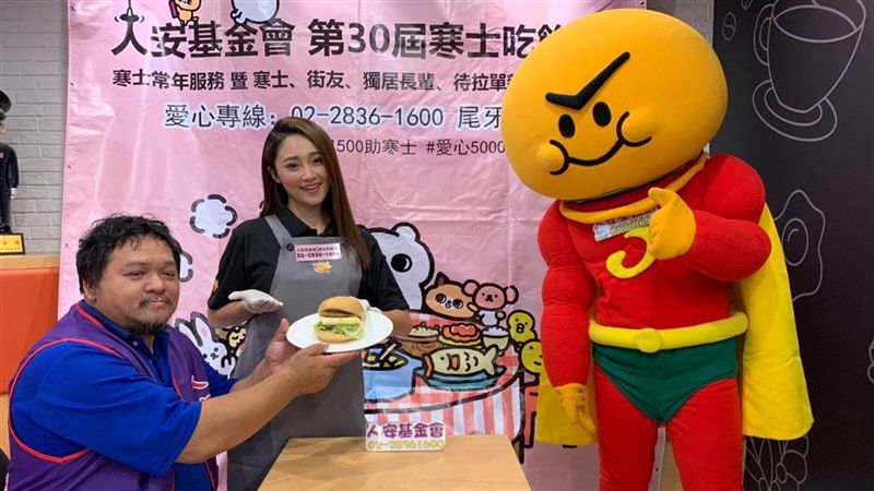 光棍節不孤單！張文綺為寒士做漢堡