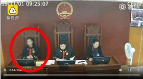 中國法官在法院審理時睡著，遭到上層停職。（圖／翻攝自梨視頻微博）