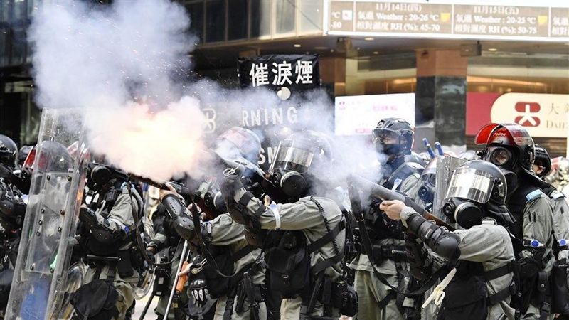 反送中示威者中環堵路　警舉黑旗警告