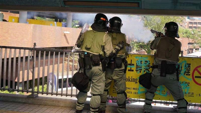 催淚彈射宿舍…指揮官竟命令射擊頭部