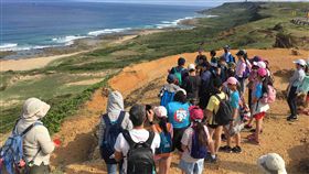 墾管處將舉辦活動　帶領民眾探索風吹砂　墾管處12日表示，23日的活動將帶遊客認識風吹砂，風吹砂海岸位於鵝鑾鼻台地北邊，臨近地區都屬珊瑚礁岩，唯獨風吹砂的地層為紅土及沙的混合物，經雨水和風力長期的侵蝕而成為沙的來源。（墾管處提供）中央社記者郭芷瑄傳真　108年11月12日