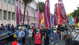 中華民國退休警察協會長耿繼文動員500人前往台北地院抗議（楊忠翰攝）