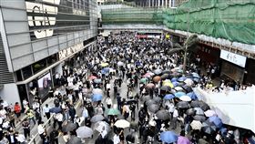 反送中示威者在中環堵路 交通宣告癱瘓大批反送中黑衣蒙面示威者12日中午聚集於香港中環德輔道中，破壞馬路指示燈，以雜物堵路，塗污巴士車窗並焚燒雜物，交通宣告癱瘓。（中通社提供）中央社 108年11月12日