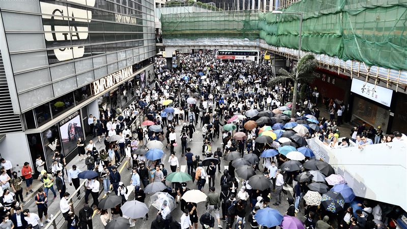 反送中示威者堵路　防暴警察清場
