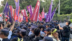 太陽花事件警判賠  退警到行政院抗議不滿太陽花學運行政院驅離案，台北市警察局遭判賠，退警總會以「捍衛警察尊嚴」為由，12日下午到行政院前抗議。中央社記者顧荃攝 108年11月12日