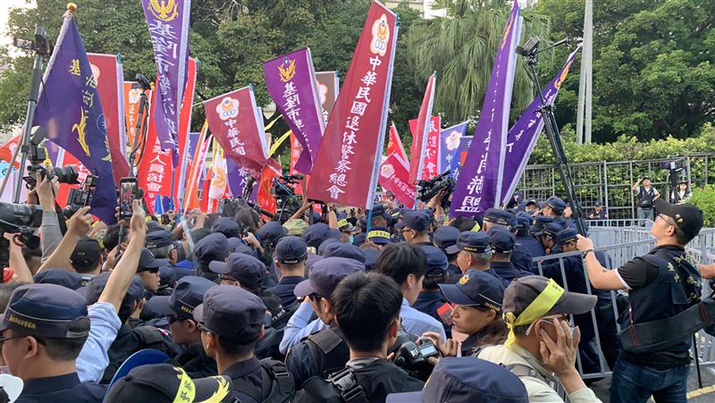 太陽花警判賠　退警政院抗議爆衝突