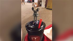 看電影喝飲料一直吸不到！燈打開超傻眼　（圖／翻攝自爆廢公社）