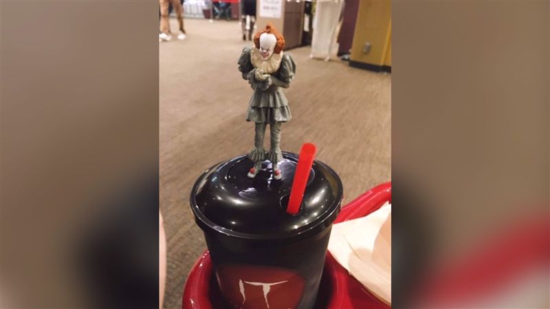 看電影喝飲料！男竟誤吸到「它的頭」