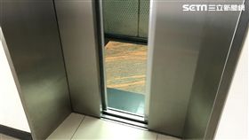 電梯、賣場、坐電梯。（圖／記者楊佩琪攝）