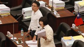 鄭孟洳批韓國瑜亂開支票民進黨高雄市議員鄭孟洳（前）12日在市政總質詢表示，市長韓國瑜未兌現上任前說成立高雄新住民事務委員會，還大砍新住民預算，如今選總統卻又提出中央要設新移民委員會，批評韓國瑜又亂開支票。中央社記者董俊志攝　108年11月12日