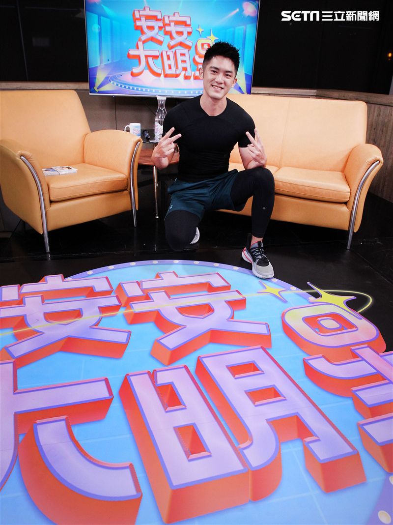 健身教練林冠宇安安大明星寫真集宣傳。（記者邱榮吉/攝影）