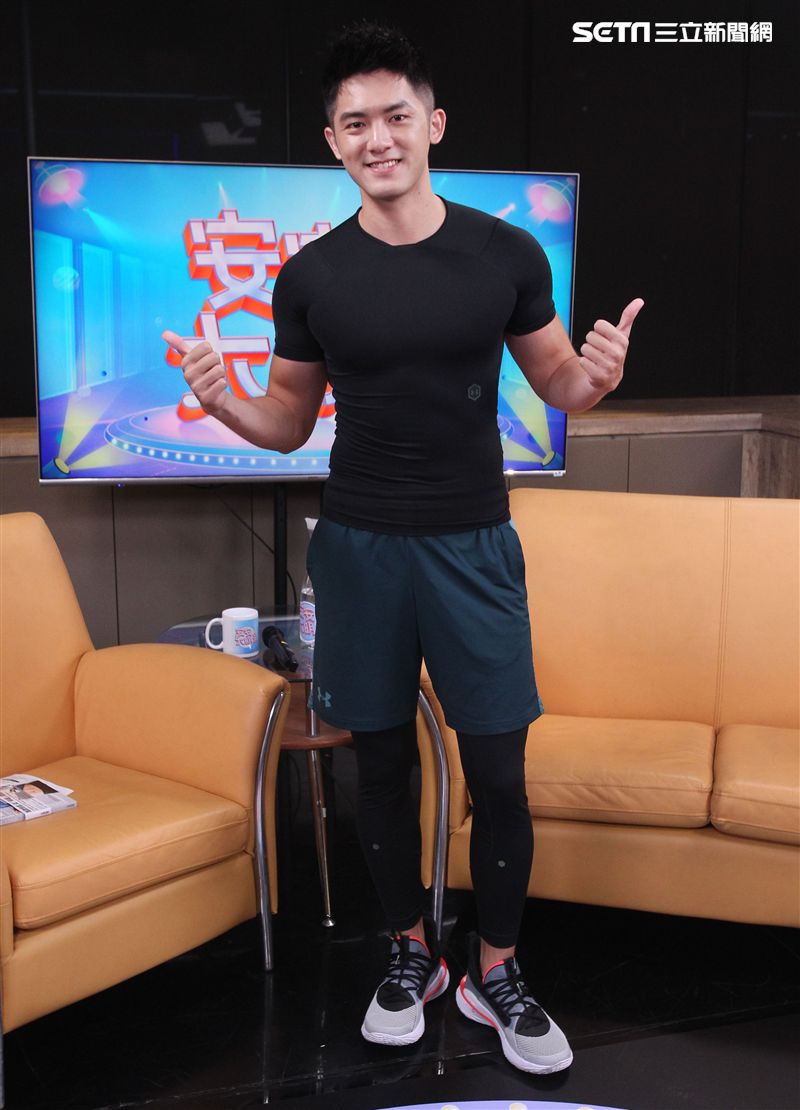 健身教練林冠宇安安大明星寫真集宣傳。（記者邱榮吉/攝影）