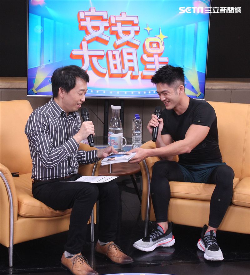 健身教練林冠宇安安大明星寫真集宣傳。（記者邱榮吉/攝影）