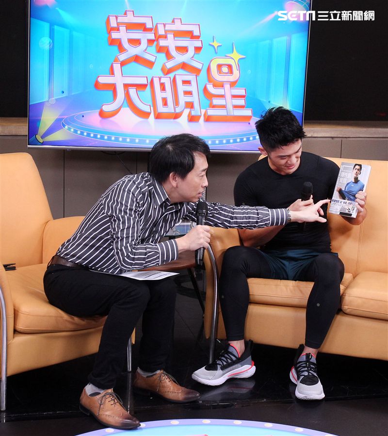 健身教練林冠宇安安大明星寫真集宣傳。（記者邱榮吉/攝影）