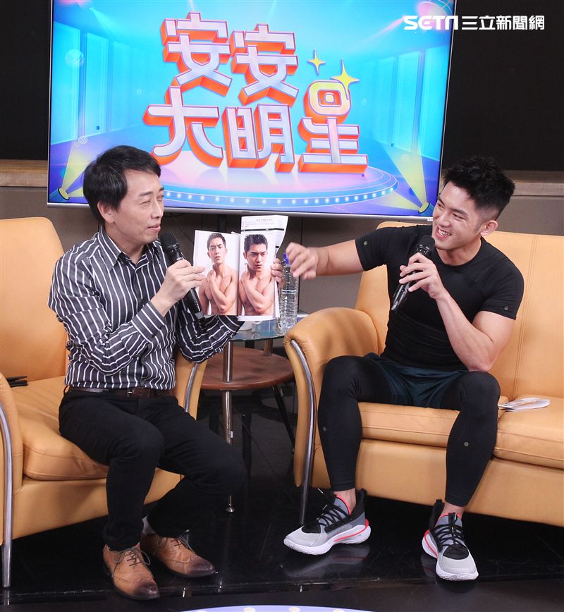 健身教練林冠宇安安大明星寫真集宣傳。（記者邱榮吉/攝影）