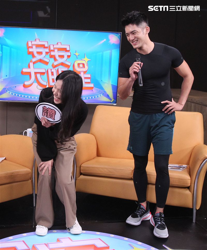 健身教練林冠宇安安大明星寫真集宣傳。（記者邱榮吉/攝影）