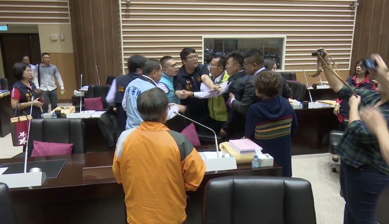 苗栗縣議會藍綠議員為文件調閱吵翻天