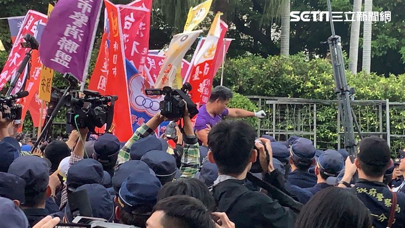 退休警嗆佔行政院　推擠拉扯險爆衝突