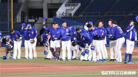 ▲12強中華隊7：0擊敗韓國，陳俊秀、彭政閔擊掌。（圖／記者王怡翔攝影）