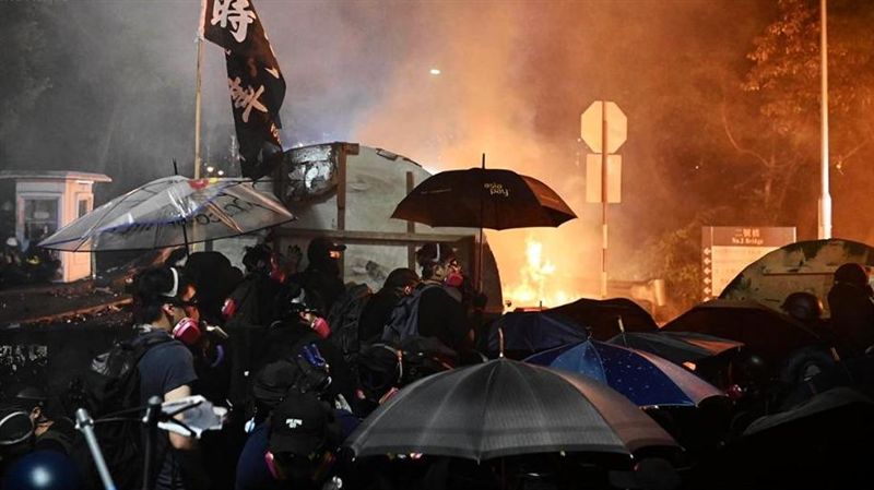 港又傳學生中彈！警衝校園爆流血衝突