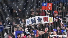 ▲球迷帶著韓國瑜娃娃、自製全民卡韓標語到日本挺中華隊。（圖／記者王怡翔攝影）