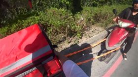 袁立誠超熱心幫外送員拖車（圖／翻攝自袁立誠臉書）