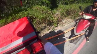 外送員車拋錨！熱心哥這暖舉　網讚翻
