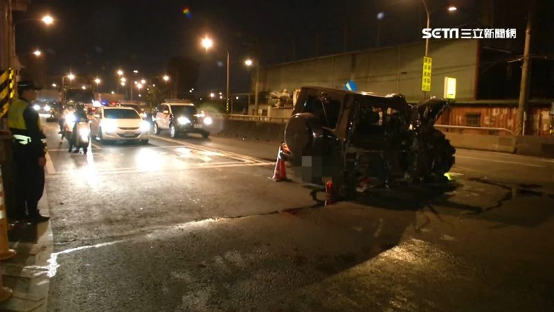 賓士失控摩牆百公尺！百萬名車成廢鐵
