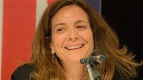 來自黎巴嫩的哈拉夫將成為英國「金融時報」創刊131年來第一位女總編輯，她在金融時報任職超過20年，期間擔任副總編輯、外國編輯和中東議題編輯。（圖取自facebook.com/roula.khalaf.90）