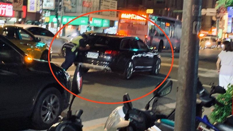 她卡在路中間…神力超人前來救援！