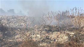 新豐垃圾掩埋場接連起火　環保局擬裝排放管新竹縣新豐垃圾掩埋場近日接連起火，新竹縣環保局表示，目前除密切關注掩埋場火勢外，已向環保署爭取經費，未來將加裝排放沼氣的管路，或採棋盤格、分區暫置等方式來避免火勢延燒。（翻攝畫面）中央社記者郭宣(文三)傳真　108年11月12日