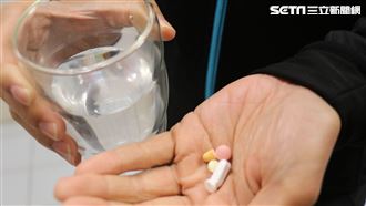 錯誤吃藥恐食道潰瘍　5類藥千萬別躺著吃