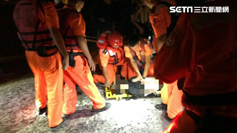 夜釣遇死劫！夫跳海來不及救失足愛妻