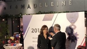 周品慧促進台法交流有功 獲法國勳章肯定法國在台協會主任公孫孟（右）12日代表法國政府頒發法國國家功勳騎士勳章給瑪德蓮小酒館主人周品慧（左），肯定她對台法文化交流的貢獻。中央社記者侯姿瑩攝 108年11月12日