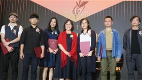 台灣文學金典獎　廖玉蕙頒獎台灣文學金典獎今年首次移師台北舉行贈獎典禮，12日由作家廖玉蕙（中）頒獎給圖書類得獎者。中央社記者陳政偉攝　108年11月12日